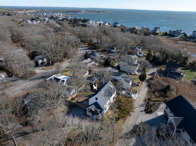 8 Pine St, Mattapoisett, MA 02739