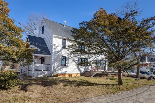 8 Pine St, Mattapoisett, MA 02739