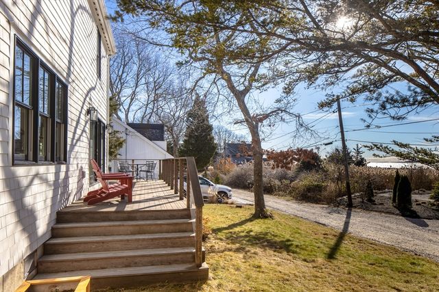 8 Pine St, Mattapoisett, MA 02739