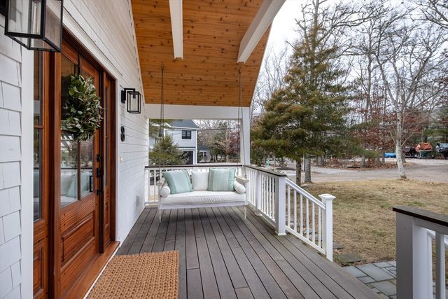 8 Pine St, Mattapoisett, MA 02739