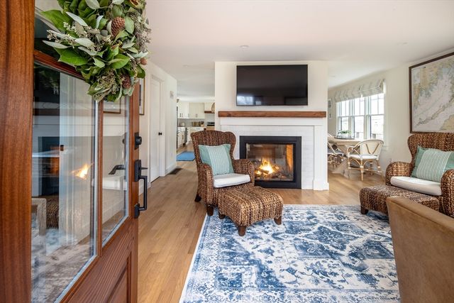 8 Pine St, Mattapoisett, MA 02739