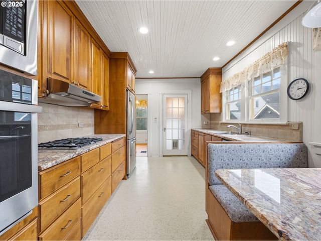 860 BEACH Dr, Seaside, OR 97138