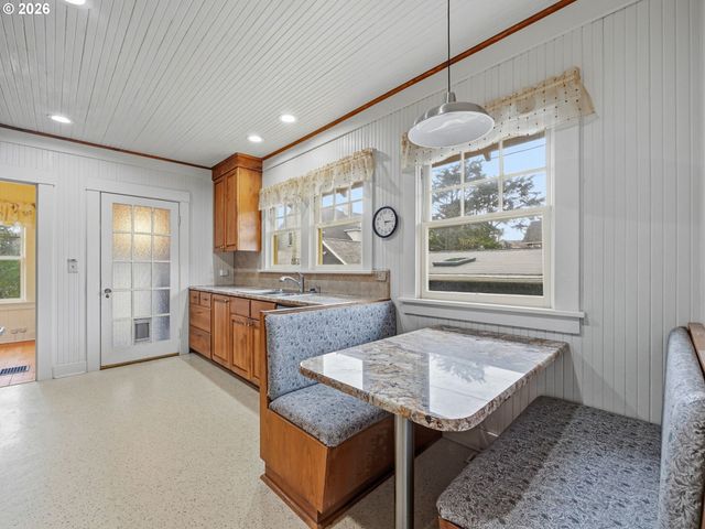 860 BEACH Dr, Seaside, OR 97138