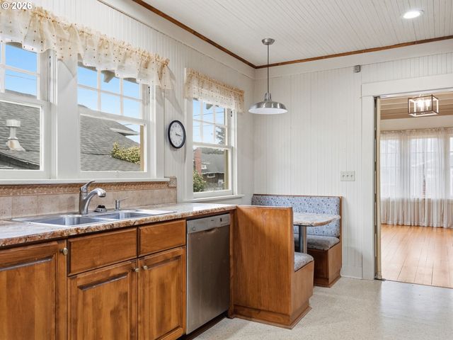 860 BEACH Dr, Seaside, OR 97138