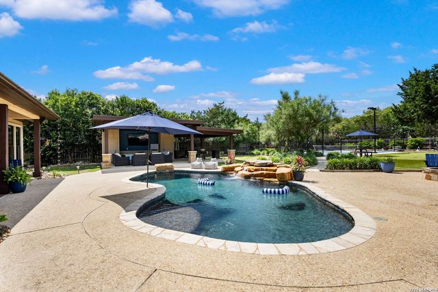 8820 Cavalry Dr, Boerne, TX 78015