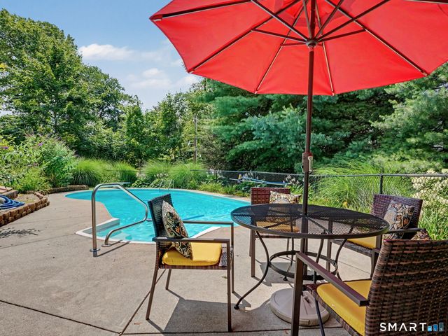 10 Crest Road, Danbury, CT 06811