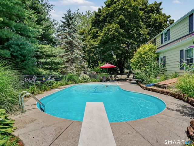 10 Crest Road, Danbury, CT 06811