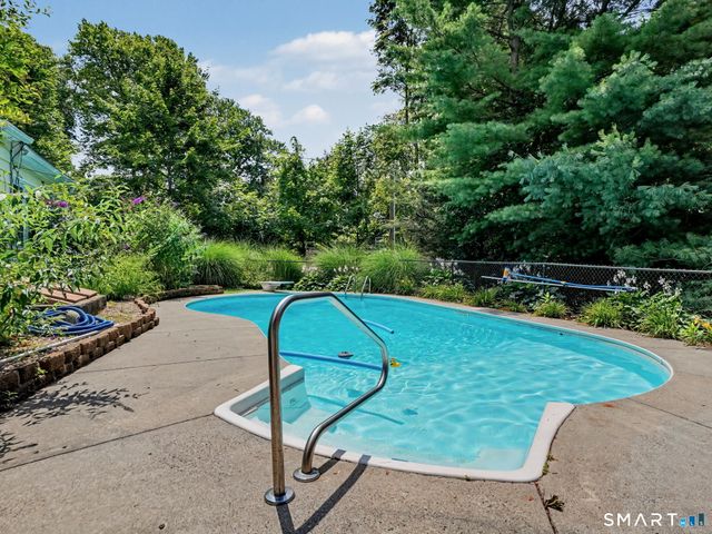 10 Crest Road, Danbury, CT 06811