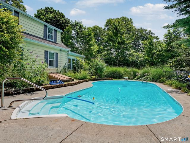 10 Crest Road, Danbury, CT 06811