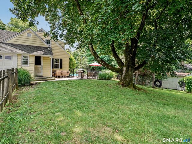 10 Crest Road, Danbury, CT 06811