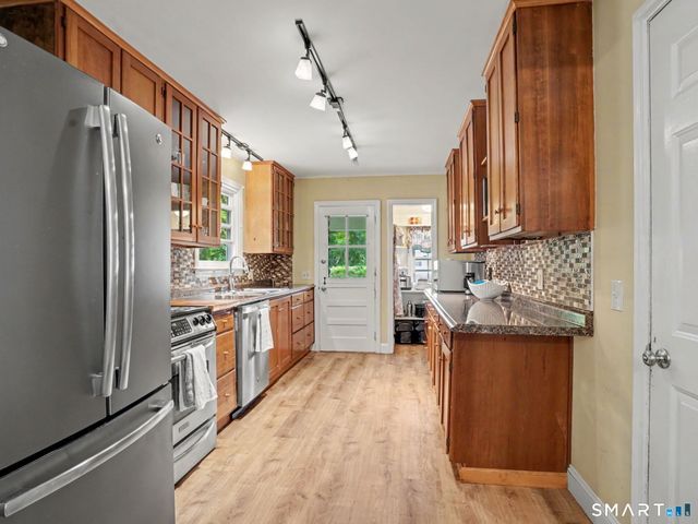 10 Crest Road, Danbury, CT 06811