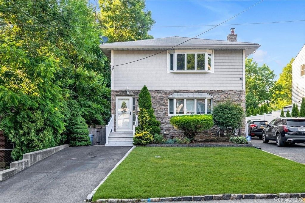 49 Neulist Avenue 2nd Fl, Port Washington, NY 11050