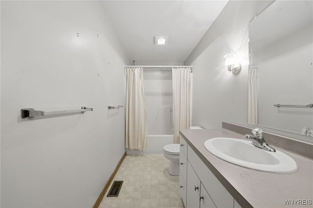 5637 Jeffrey Drive, Lockport Town, NY 14094