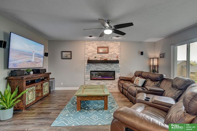 2009 Liberty Lane, Papillion, NE 68133