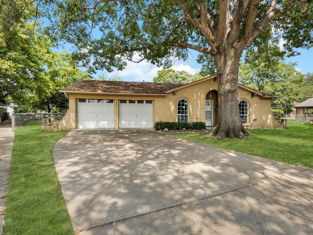 7529 Susan Ct, North Richland Hills, TX 76180