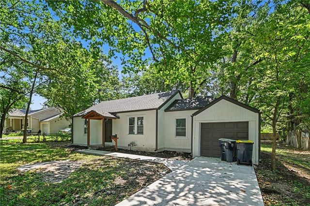 11220 Applewood Drive, Kansas City, MO 64134