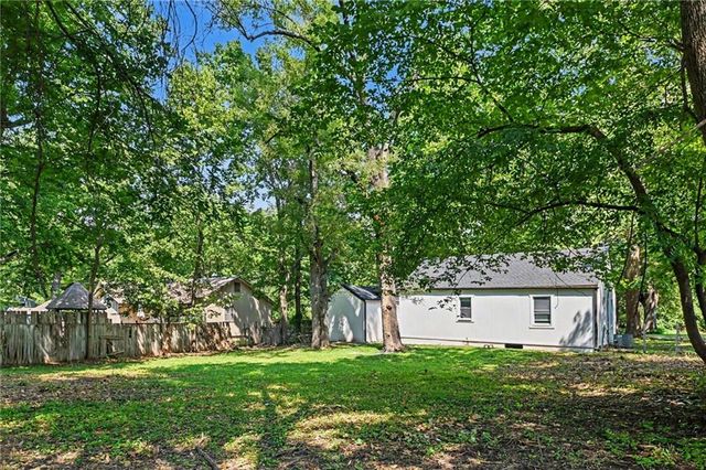 11220 Applewood Drive, Kansas City, MO 64134