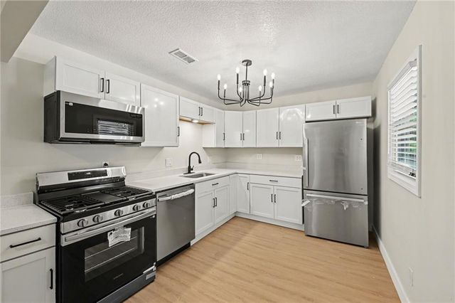 11220 Applewood Drive, Kansas City, MO 64134