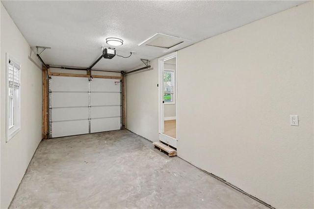 11220 Applewood Drive, Kansas City, MO 64134