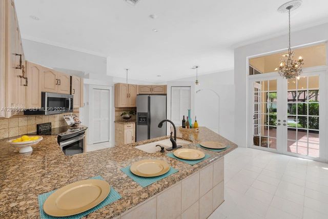 900 Spoonbill Circle, Weston, FL 33326