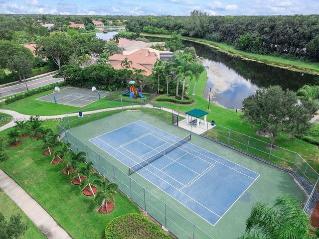900 Spoonbill Circle, Weston, FL 33326