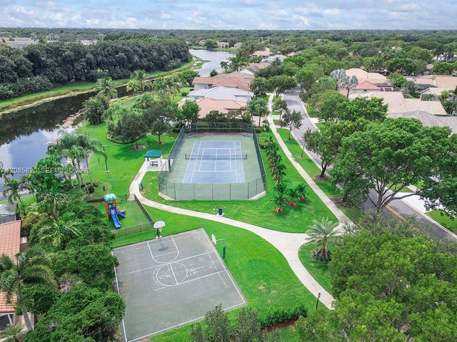 900 Spoonbill Circle, Weston, FL 33326