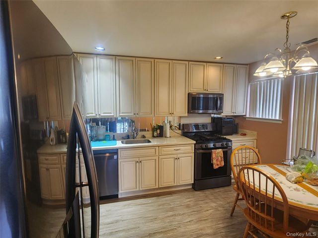 4 Sprucewood Boulevard, Central Islip, NY 11722