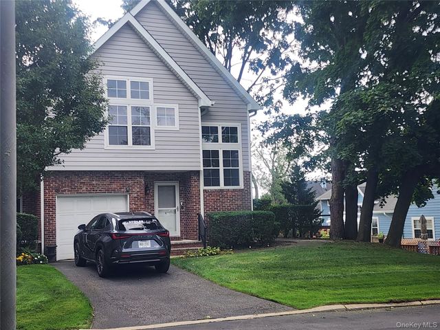 4 Sprucewood Boulevard, Central Islip, NY 11722