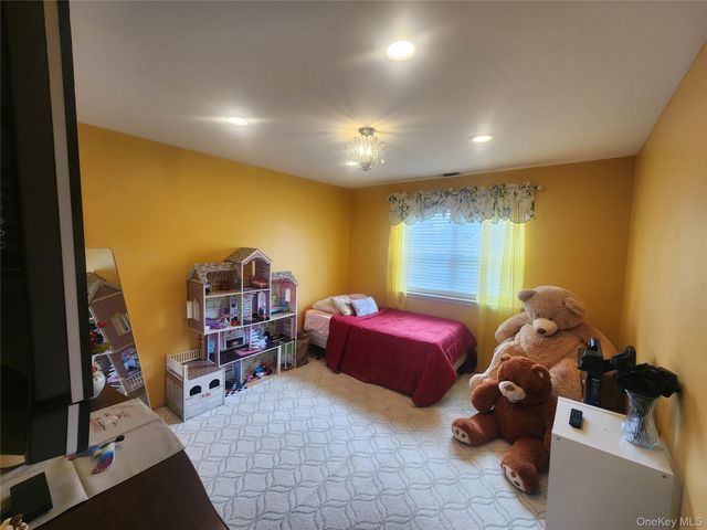 4 Sprucewood Boulevard, Central Islip, NY 11722