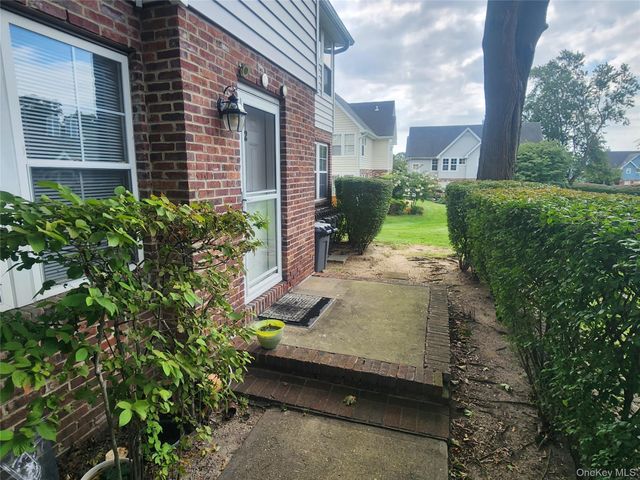4 Sprucewood Boulevard, Central Islip, NY 11722