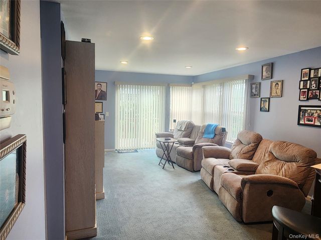 4 Sprucewood Boulevard, Central Islip, NY 11722