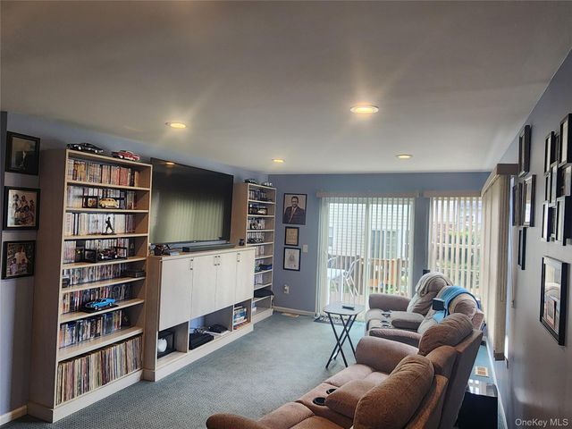 4 Sprucewood Boulevard, Central Islip, NY 11722
