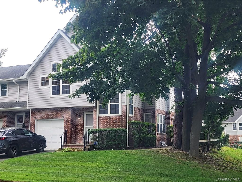 4 Sprucewood Boulevard, Central Islip, NY 11722 — photo 2