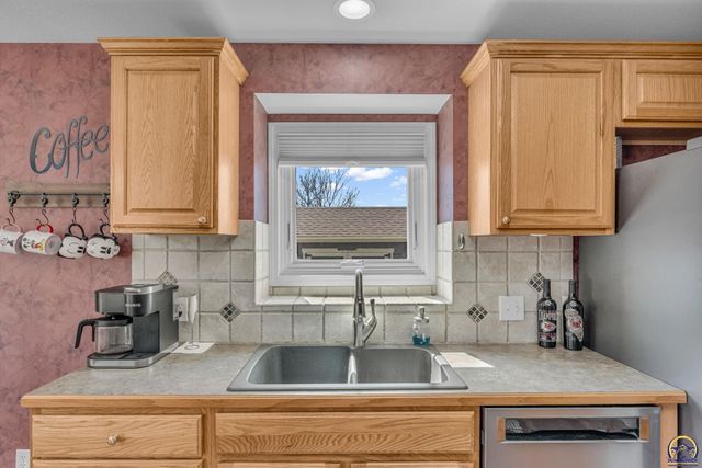 8455 Timber Ridge DR, De Soto, KS 66018