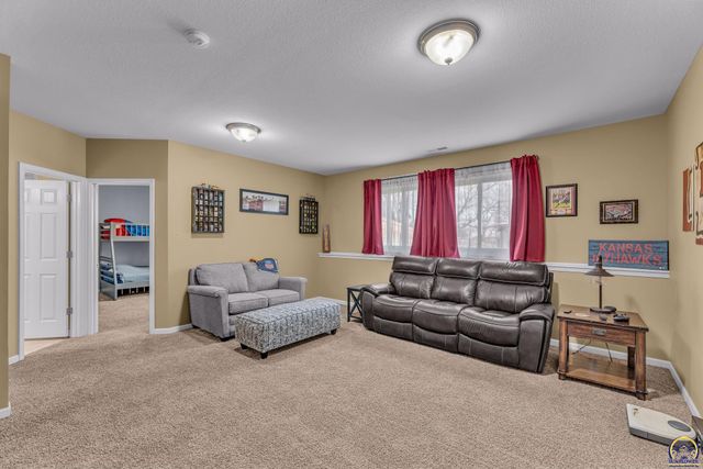 8455 Timber Ridge DR, De Soto, KS 66018