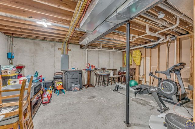 8455 Timber Ridge DR, De Soto, KS 66018