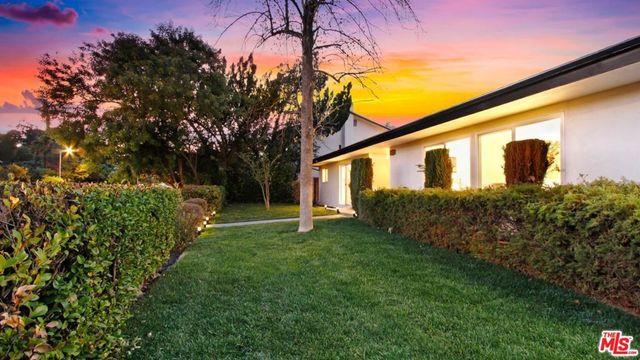 24201 Burbank Boulevard, Woodland Hills, CA 91367