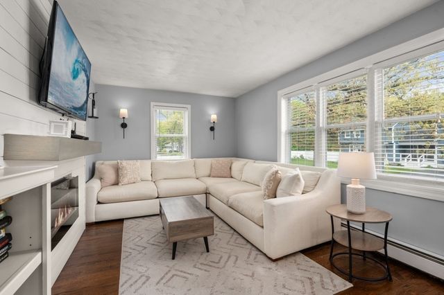 497 Foster Rd, Tewksbury, MA 01876
