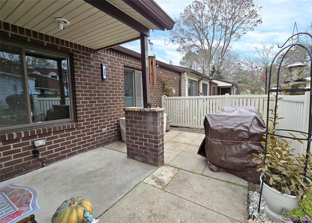 392 Clubhouse Court, Coram, NY 11727