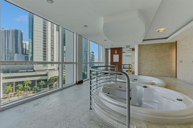 31 SE 5th St 2301, Miami, FL 33131