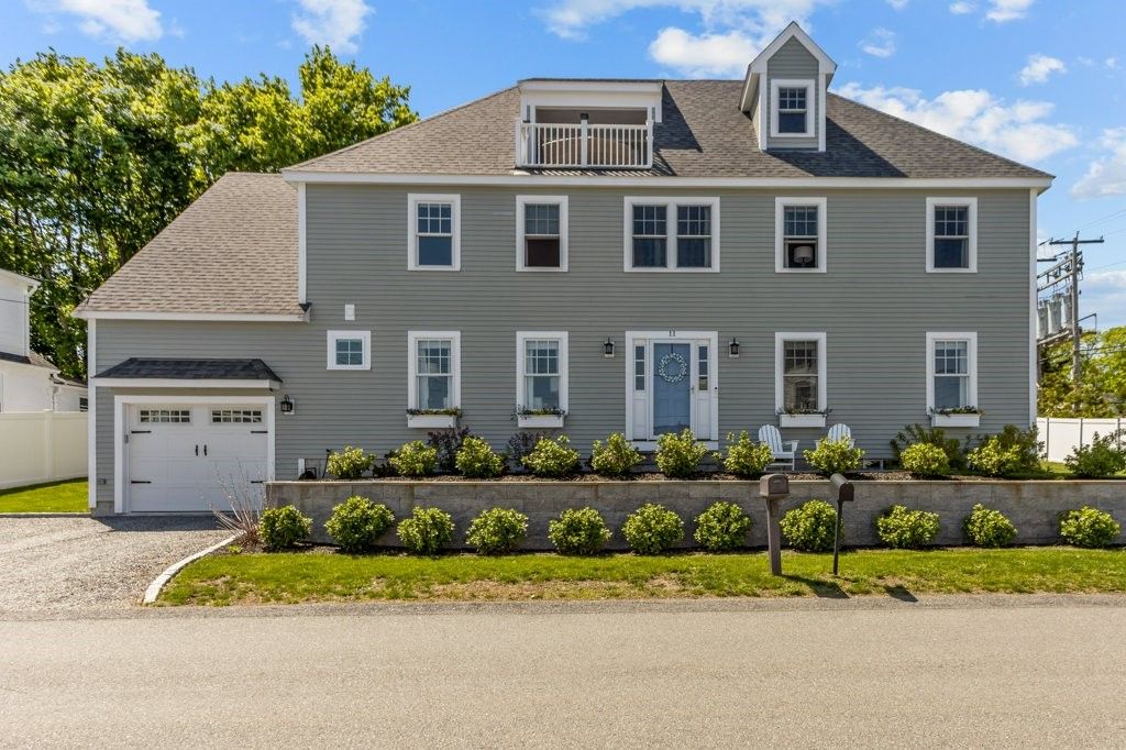 11 Narragansett Avenue, Portsmouth, RI 02871