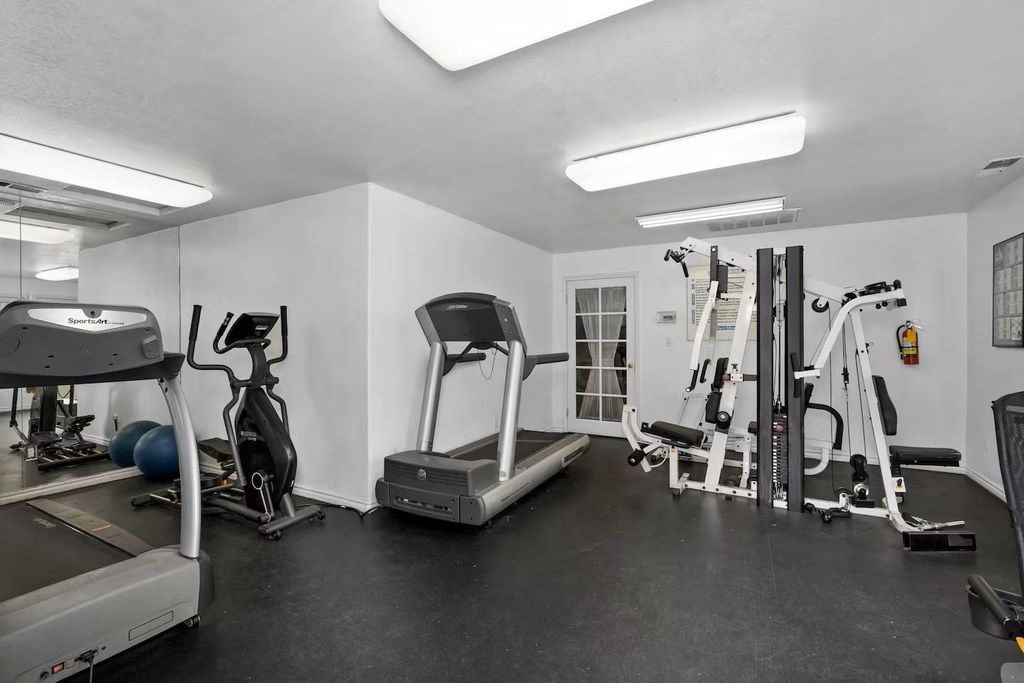 Image 14 of property listing at 2881 Huntington Boulevard # 225, Fresno, CA 93721