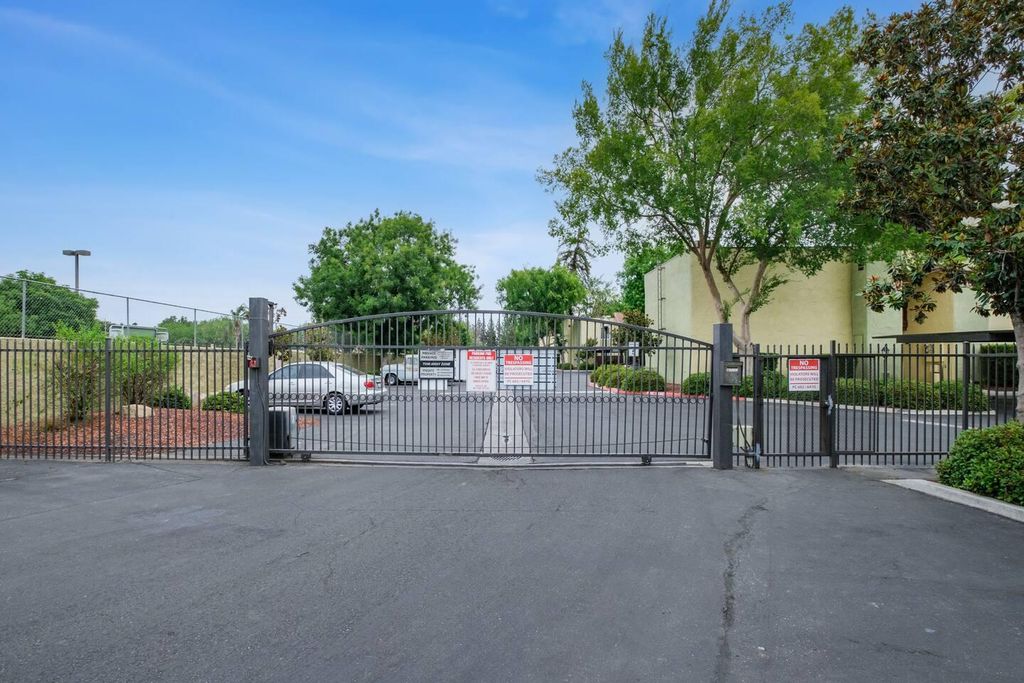 Image 15 of property listing at 2881 Huntington Boulevard # 225, Fresno, CA 93721