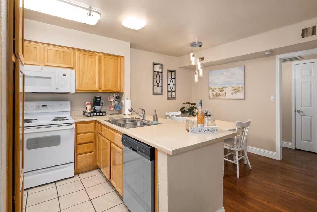 Image 3 of property listing at 2881 Huntington Boulevard # 225, Fresno, CA 93721