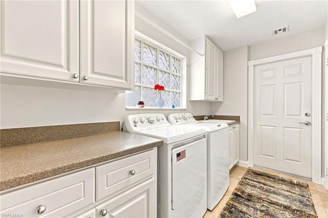 7704 Rozzini LN, Naples, FL 34114