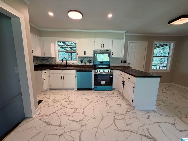 1018 HILLCREST DRIVE, Weaver, AL 36277