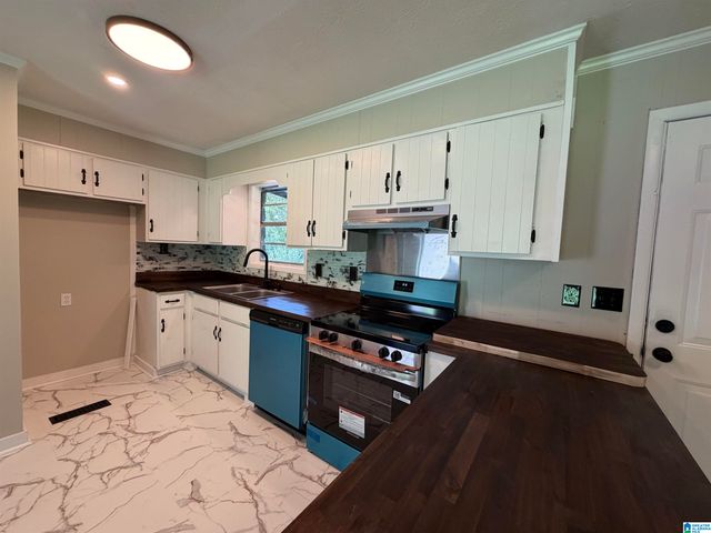 1018 HILLCREST DRIVE, Weaver, AL 36277
