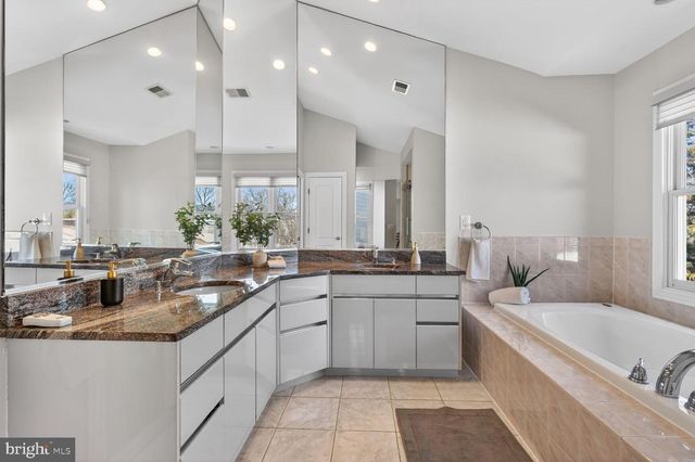 2733 N LEXINGTON ST N, Arlington, VA 22207