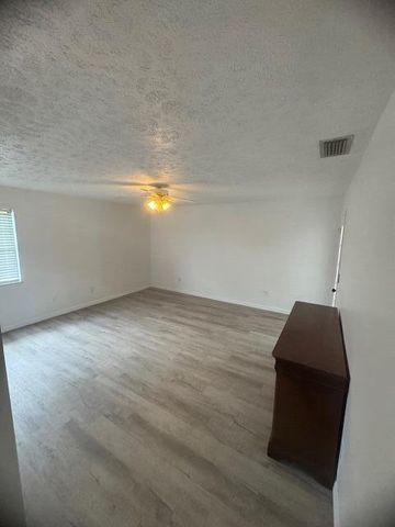 699 Ixoria Avenue, Fort Pierce, FL 34982