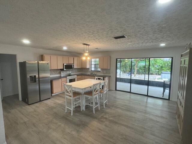 699 Ixoria Avenue, Fort Pierce, FL 34982